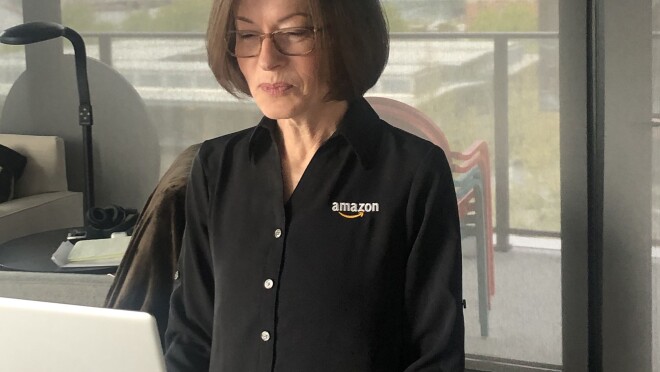 一个女人坐在笔记本电脑前,在家工作