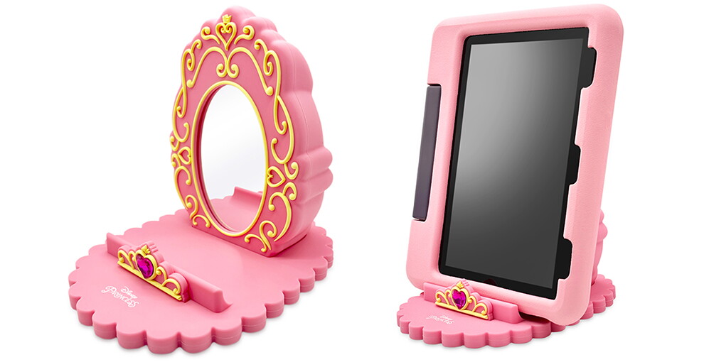 ピンク色の装飾的なタブレットスタンドの製品画像。左側はスタンド本体のみ、右側はピンクフレームのタブレットを立てた状態。底面についた留める部分がティアラのようになっている。