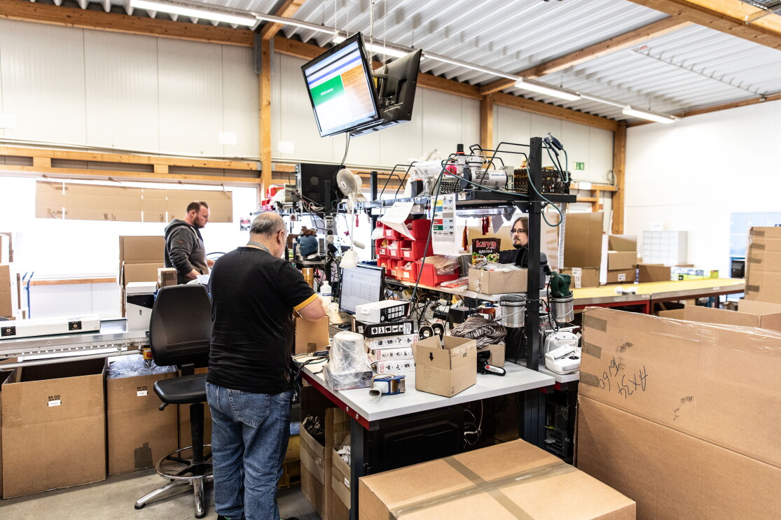Ralf Hastedt und sein Team kümmern sich bei der Avides Media AG um Waren, die von Amazon Kunden zurückgeschickt werden. 