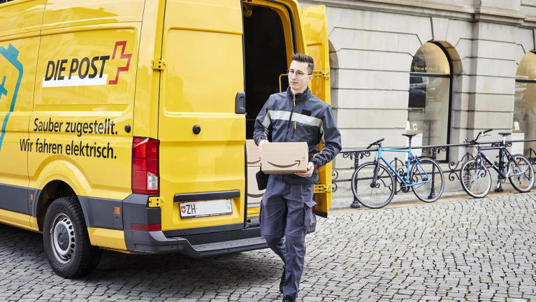 Mann mit Amazon-Paket