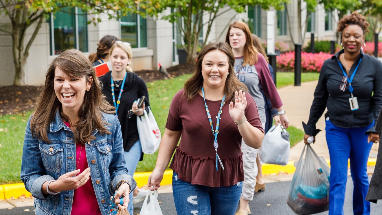 一群微笑的亚马逊员工将来自华盛顿特区居民的#传递微笑#捐款送到华盛顿特区的友谊广场