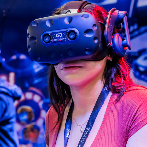 Evento de re:Invent con una persona con unas gafas de realidad virtual.