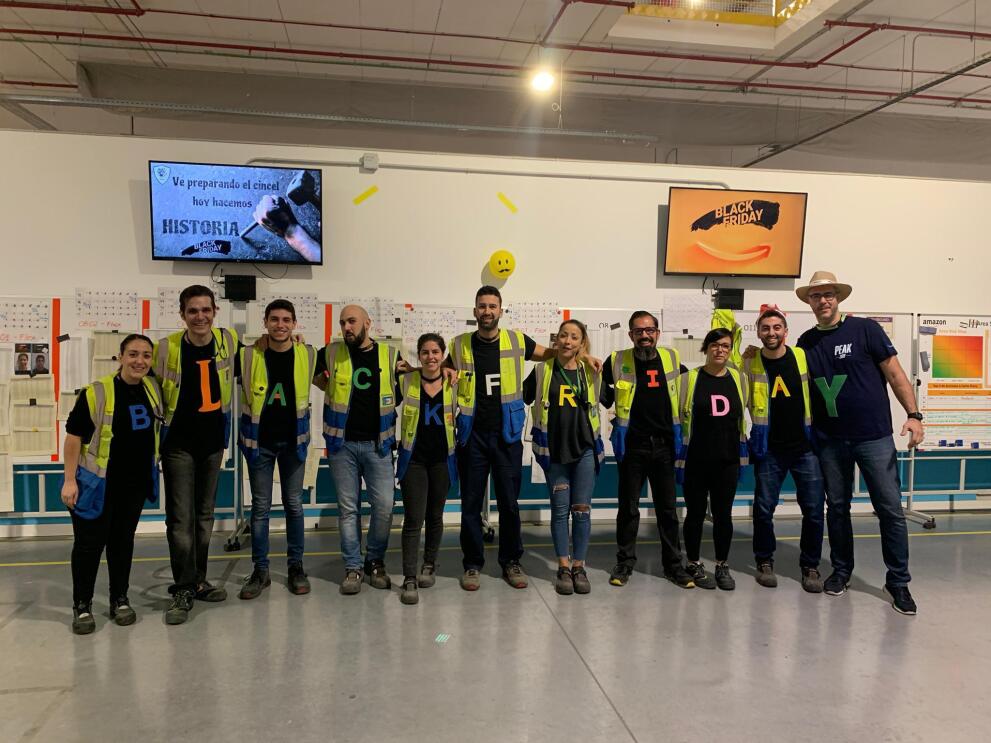 Amazon associates in Spain pose together to kick off Peak. 