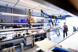 An image of the lab at the AWS chip lab.