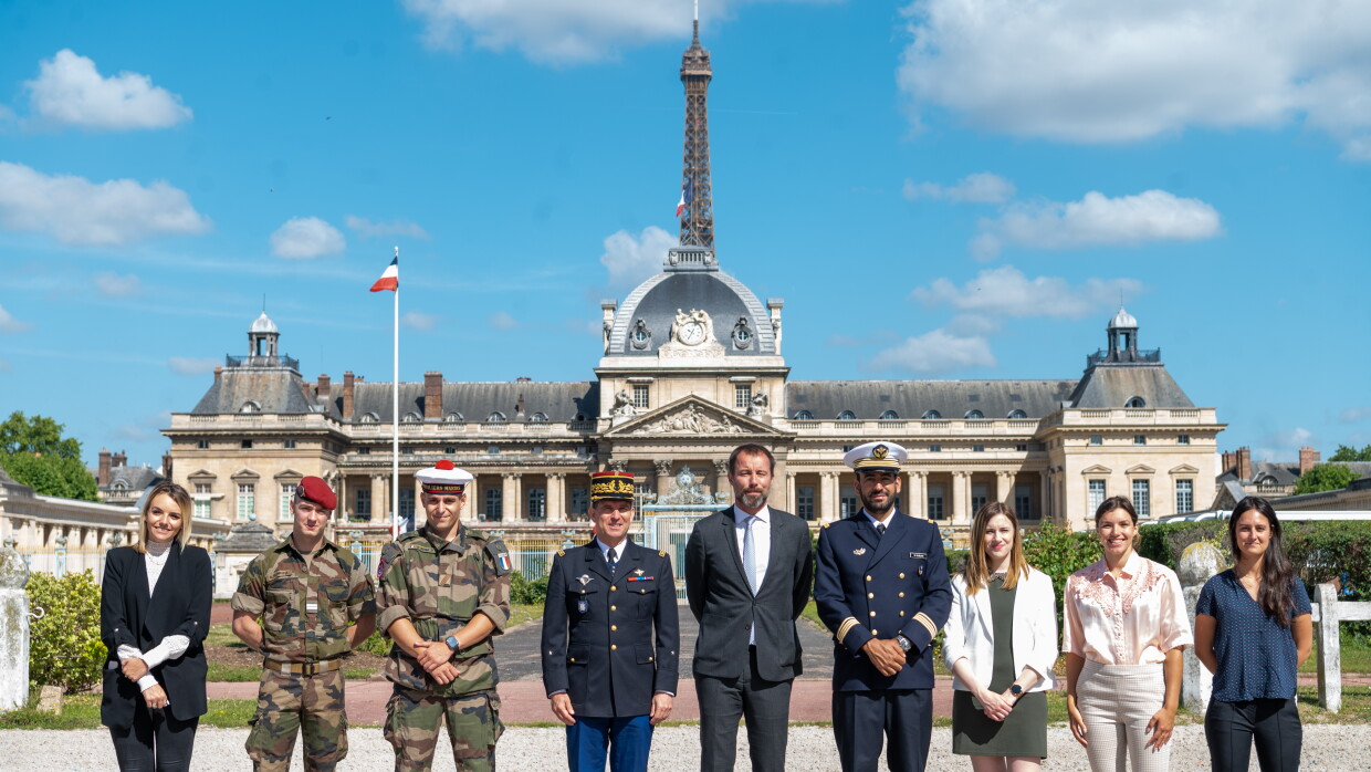 Militaires devant l'Ecole Militaire