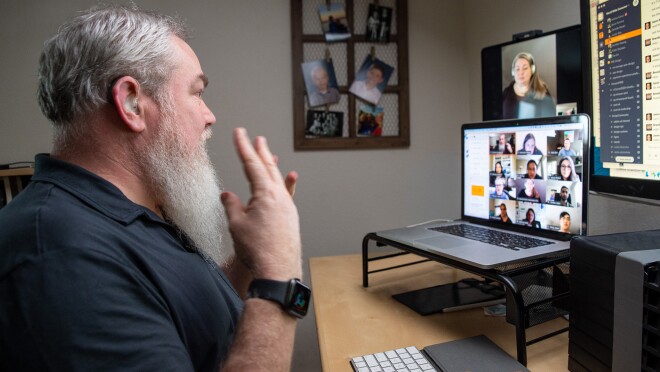 亚马逊员工布伦登是一名聋子,这张照片是他在日常生活中的表现