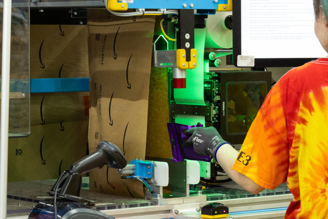 Neue Verpackungen von Amazon die maßgeschneidert sind und Abfall verringern.