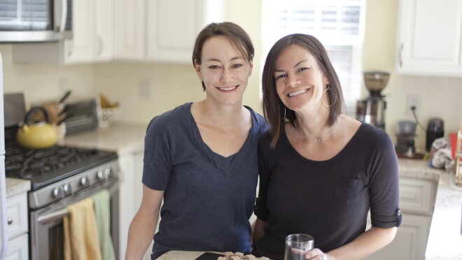 手工制作的小型企业卖家在亚马逊对着镜头微笑