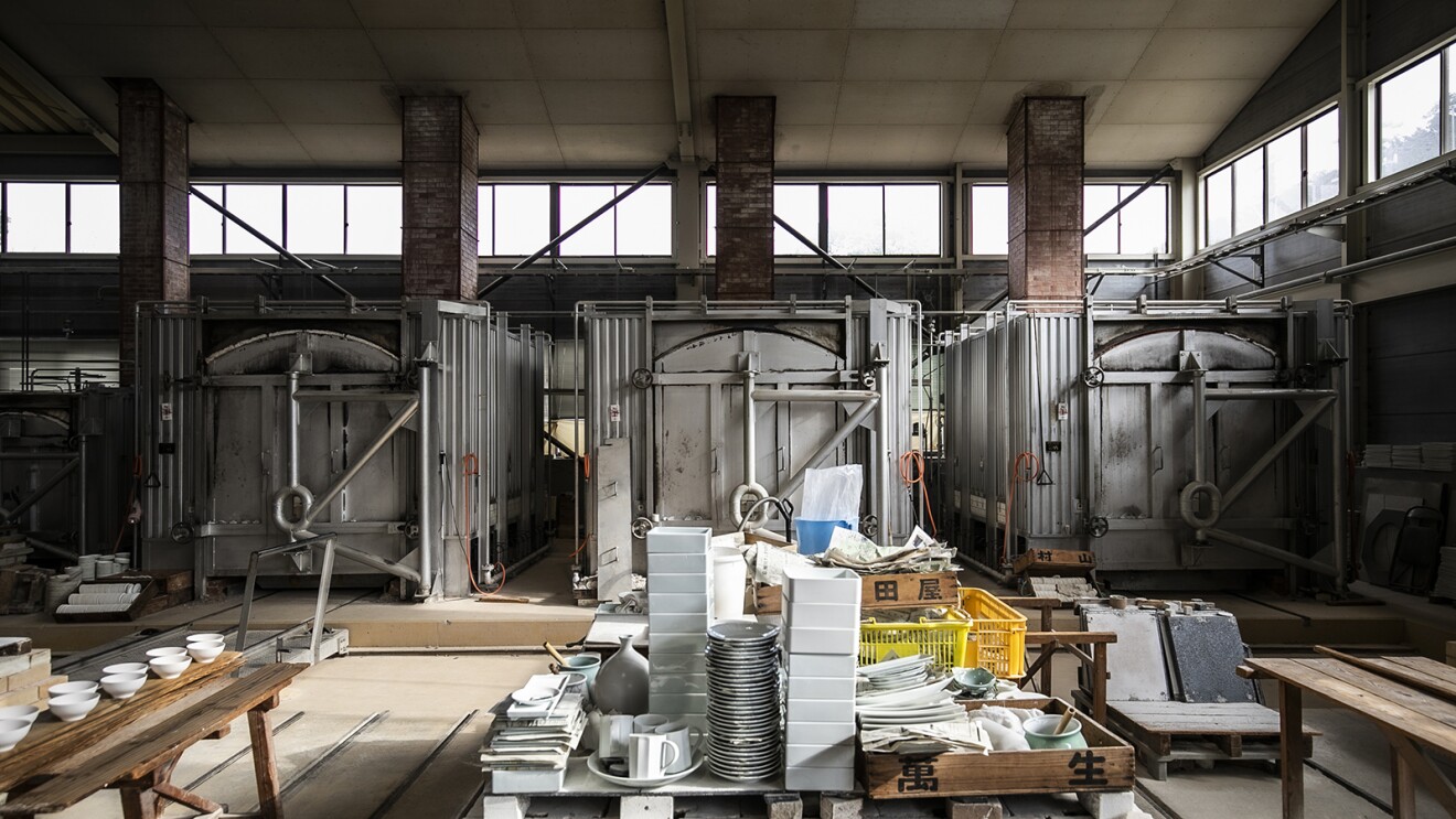 巨大な窯が並ぶ有田焼のアリタポーセンラボの工場