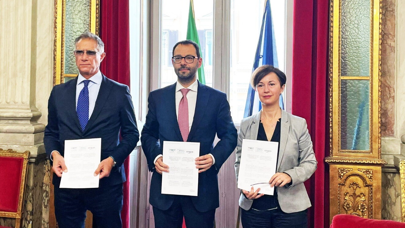 IT Agricultural Minister and Mariangela Marseglia signing the MoU at the media event in Rome. Picture after signing the Memorandum.