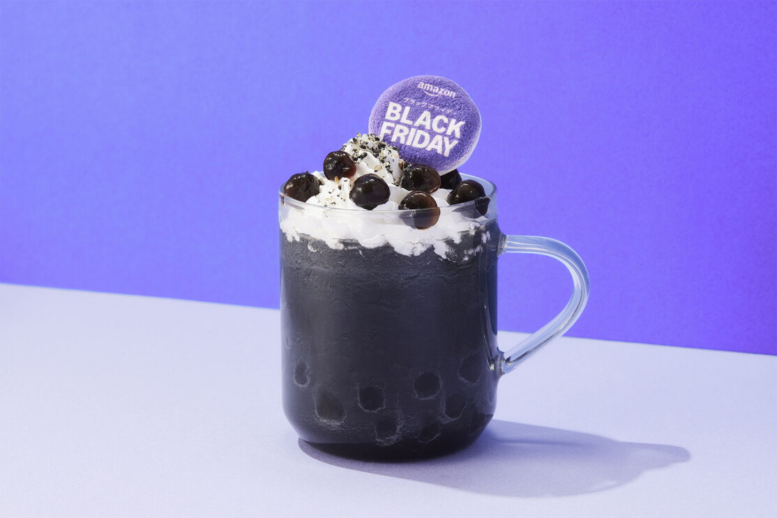 ガラスのマグカップに黒いドリンクが入り、その上にホイップクリームと黒いタピオカが載っている Black Fridayと書かれたカード