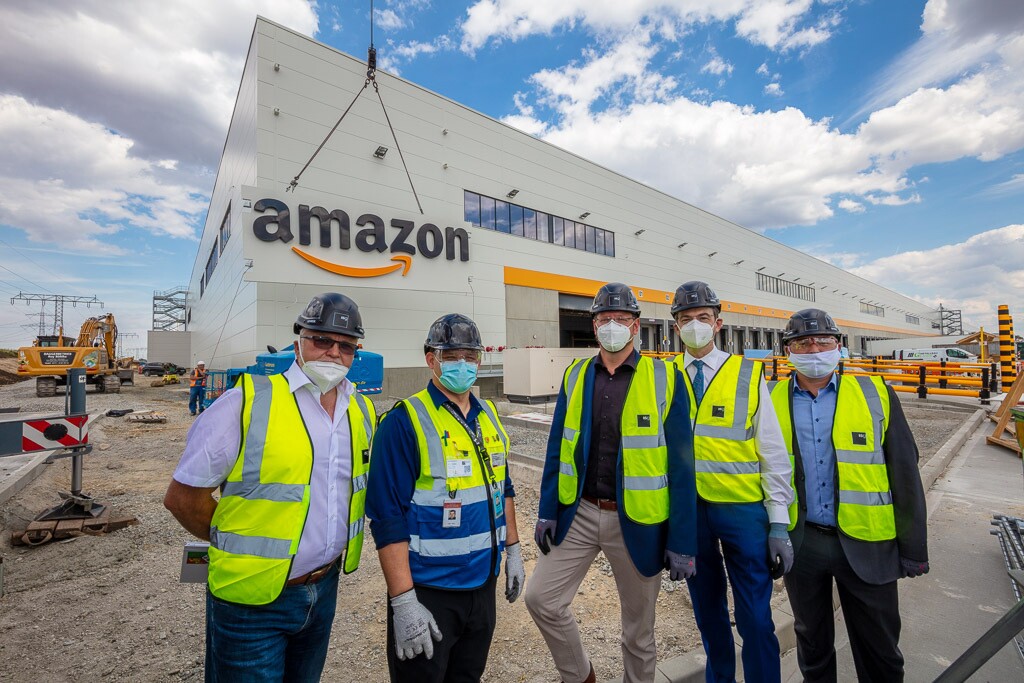 Gruppenbild mit Besuchern vor dem Amazon Gebäude