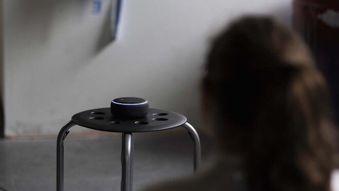 高中生在使用新的Alexa技能“保持冷静”时练习正念冥想