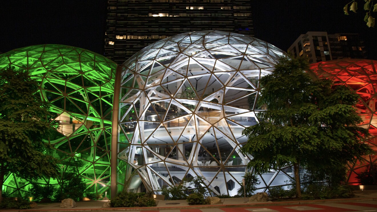 Le Sfere del Centro Direzionale di Amazon a Seattle illuminate con il tricolore