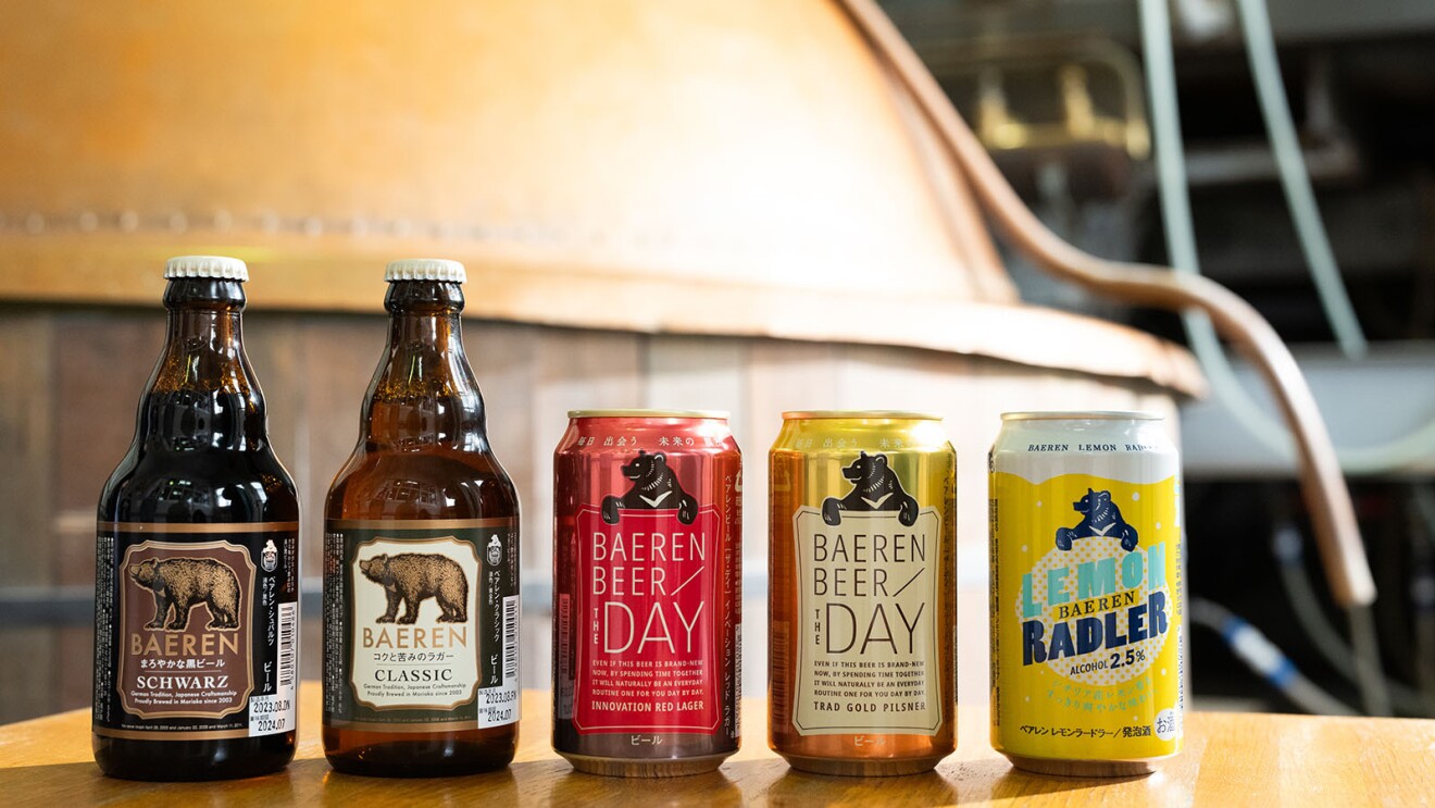 瓶に入ったビール2種類と缶に入ったビール3種類それぞれラベルに熊があしらわれている