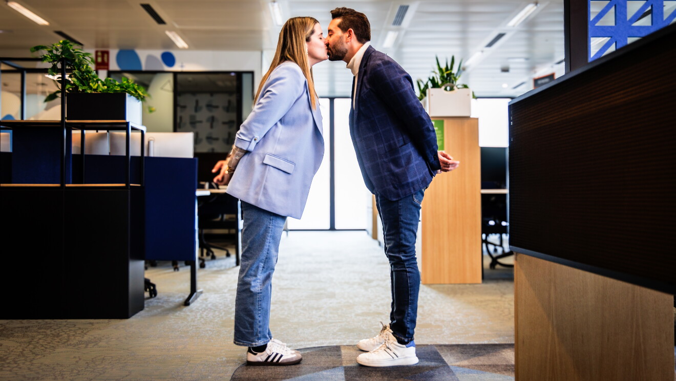 Alejandra y Michelangelo posando en las oficinas de MAD15.  
