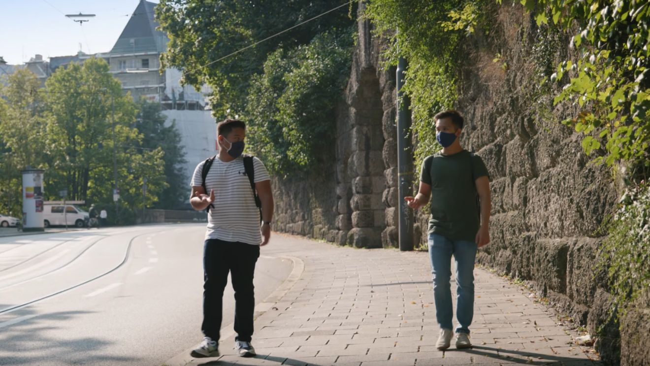digital.engagiert_Applicaid_zwei junge Männer laufen nebeneinander auf der Straße