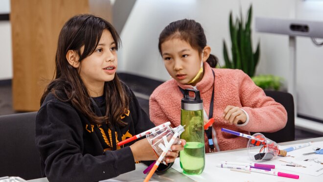 学生参加亚马逊提前计划。