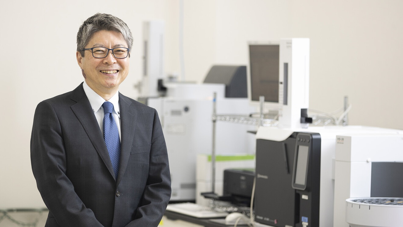 スーツを着てほほ笑む、リバテープ製薬株式会社 代表取締役社長・橋爪淳さん