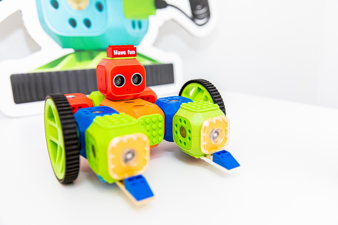 Kinder lernen mit Robo Wunderkind, wie man programmiert