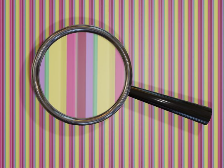 虫眼鏡で紙の色を拡大している