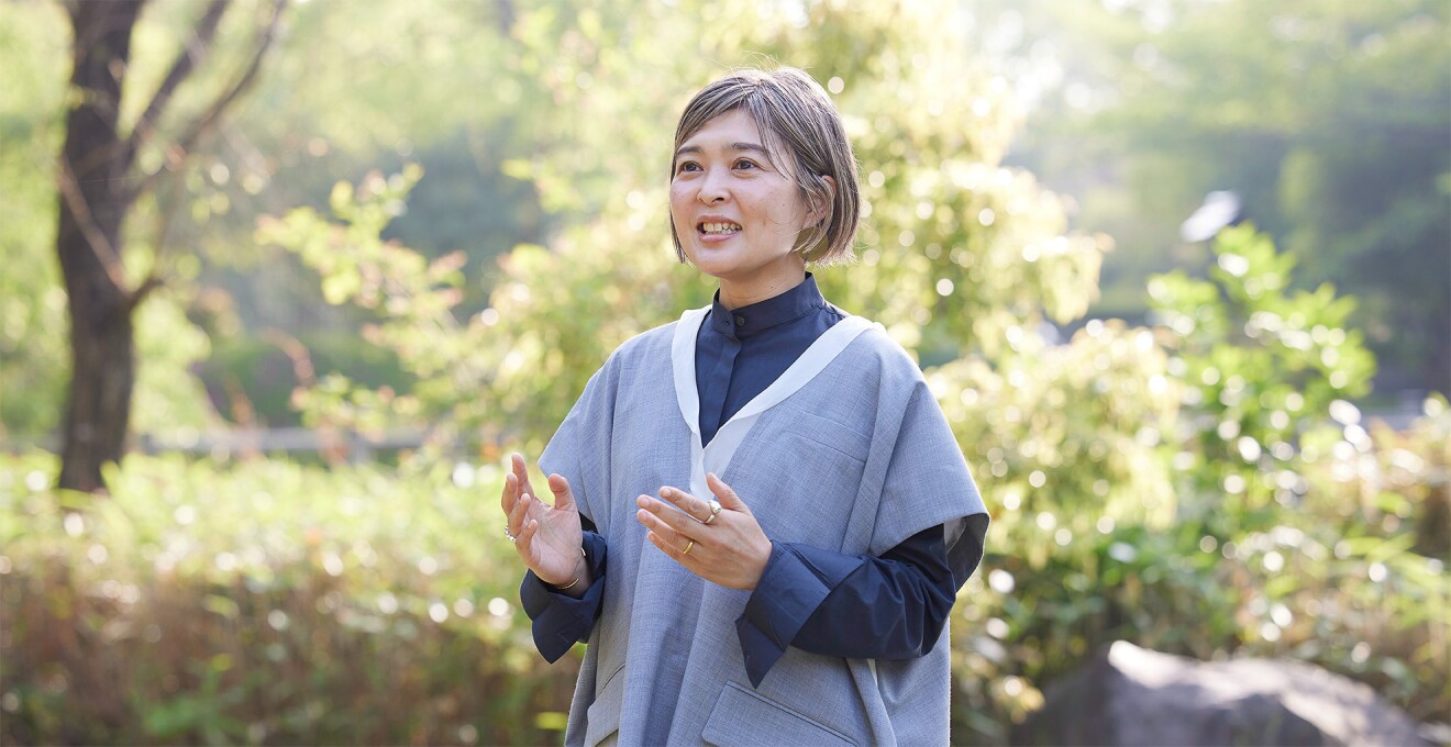 公園の中に立つ女性