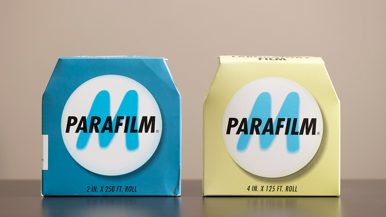 パラフィルムが2種類、2インチのブルーのパッケージと4インチのクリーム色のパッケージの写真。