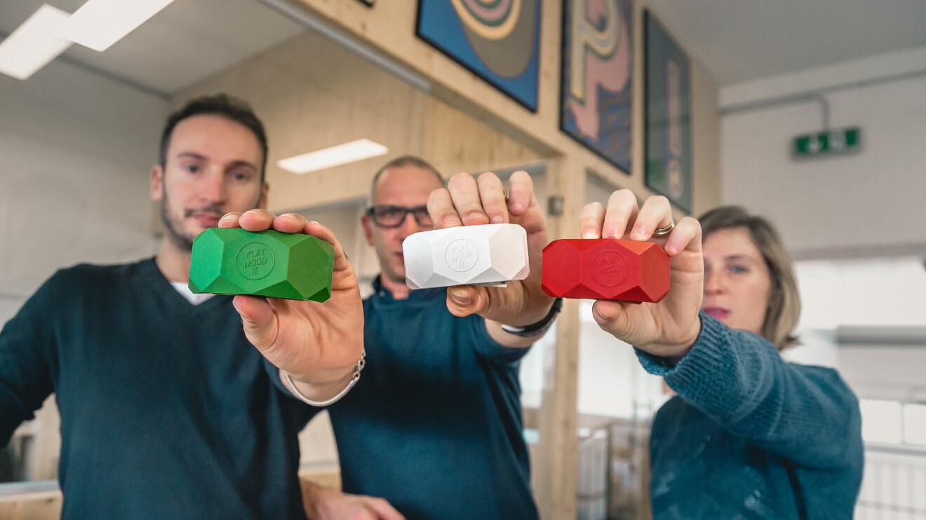 Mirco Bonilauri, Stefano Guerrieri e Carlotta Nizzoli mostrano tre morsetti Playwood nei colori della bandiera italiana