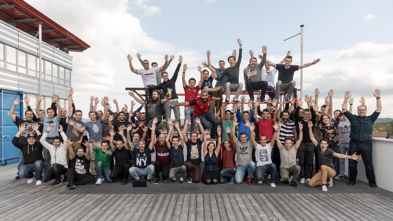 Gruppenfoto des Teams von Runtastic in 2017 im Freien.