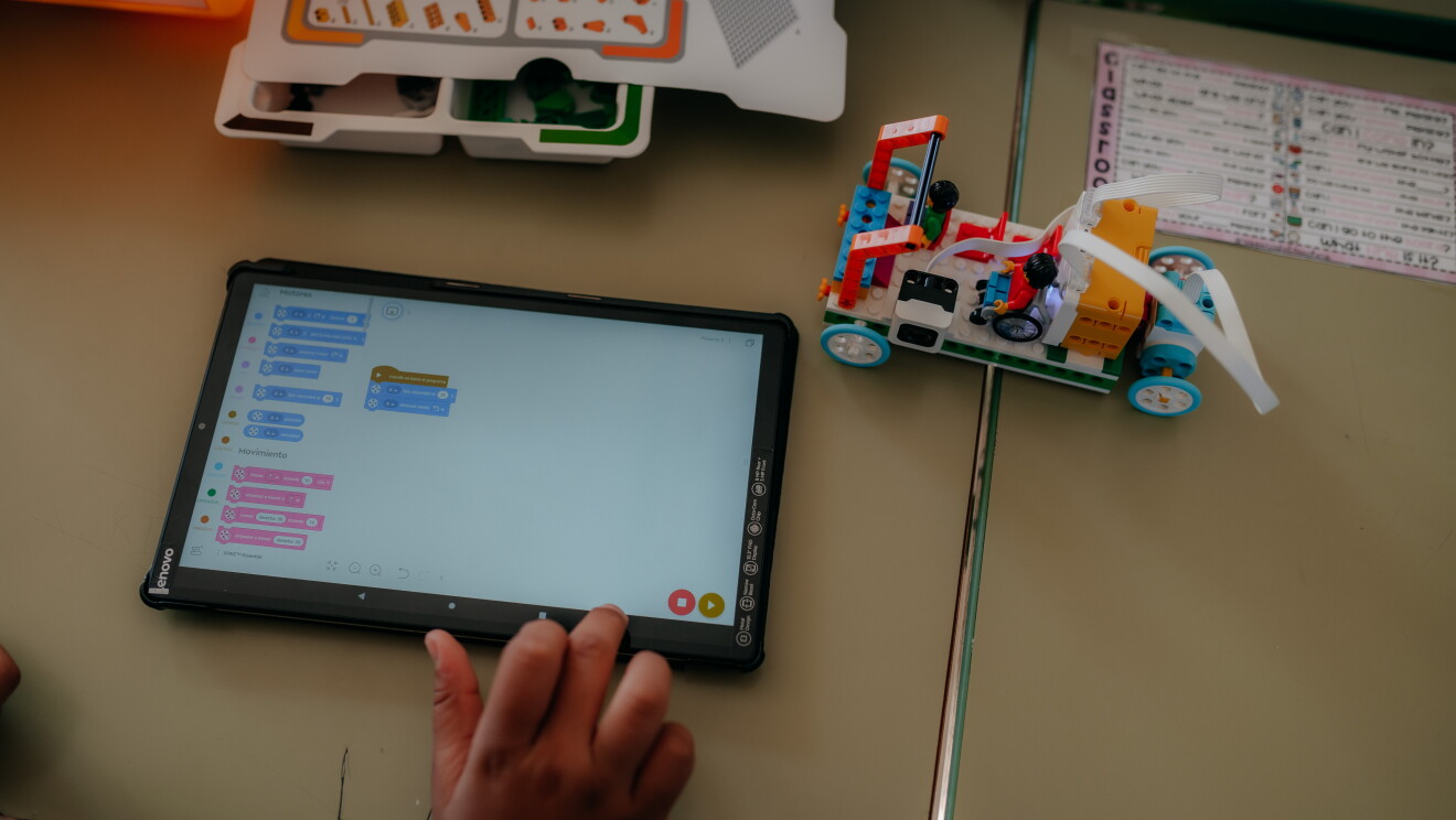 Robot creado con Legos Education Spike Essential. Tiene dos ojos con dos patas y unas palancas como si fuera un toro. 