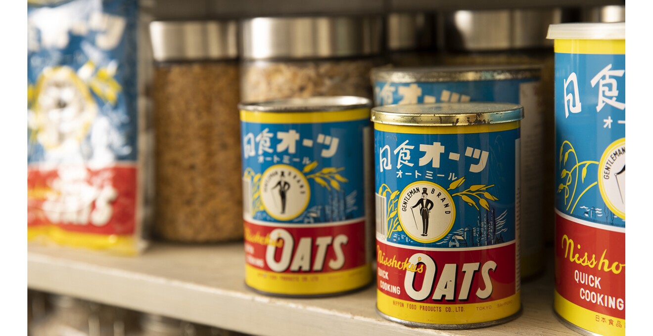 杖を持ち燕尾服にシルクハットをかぶったジェントルマンのロゴマークが書かれた昔のパッケージの写真