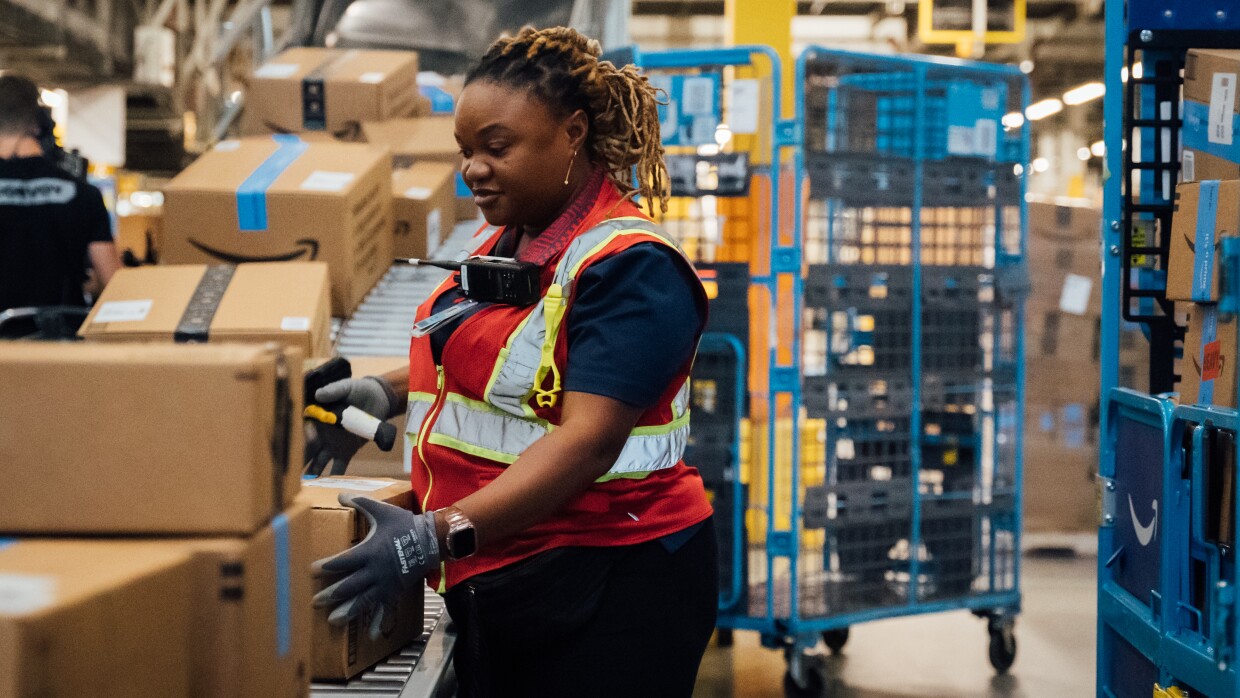 Donna che lavora in un centro logistico