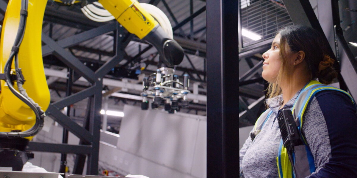 Amazon Operating Machine How Amazon deploys robots in its operations facilities