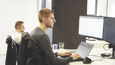 Les vétérans militaires d'AWS re/Start dans son bureau de Manchester