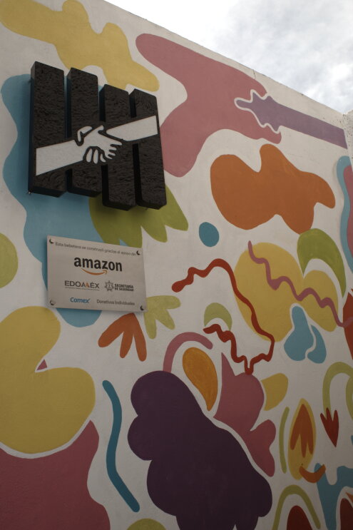 PLaca de la donación de Amazon al Centro Penitenciario de Ecatepec para la Bebeteca.