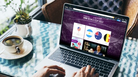 笔记本电脑屏幕上的亚马逊世界杯店面图片。