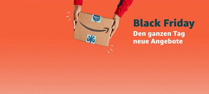 Black-Friday_Cyber-Monday Amazon Paket vor orangenem Hintergrund