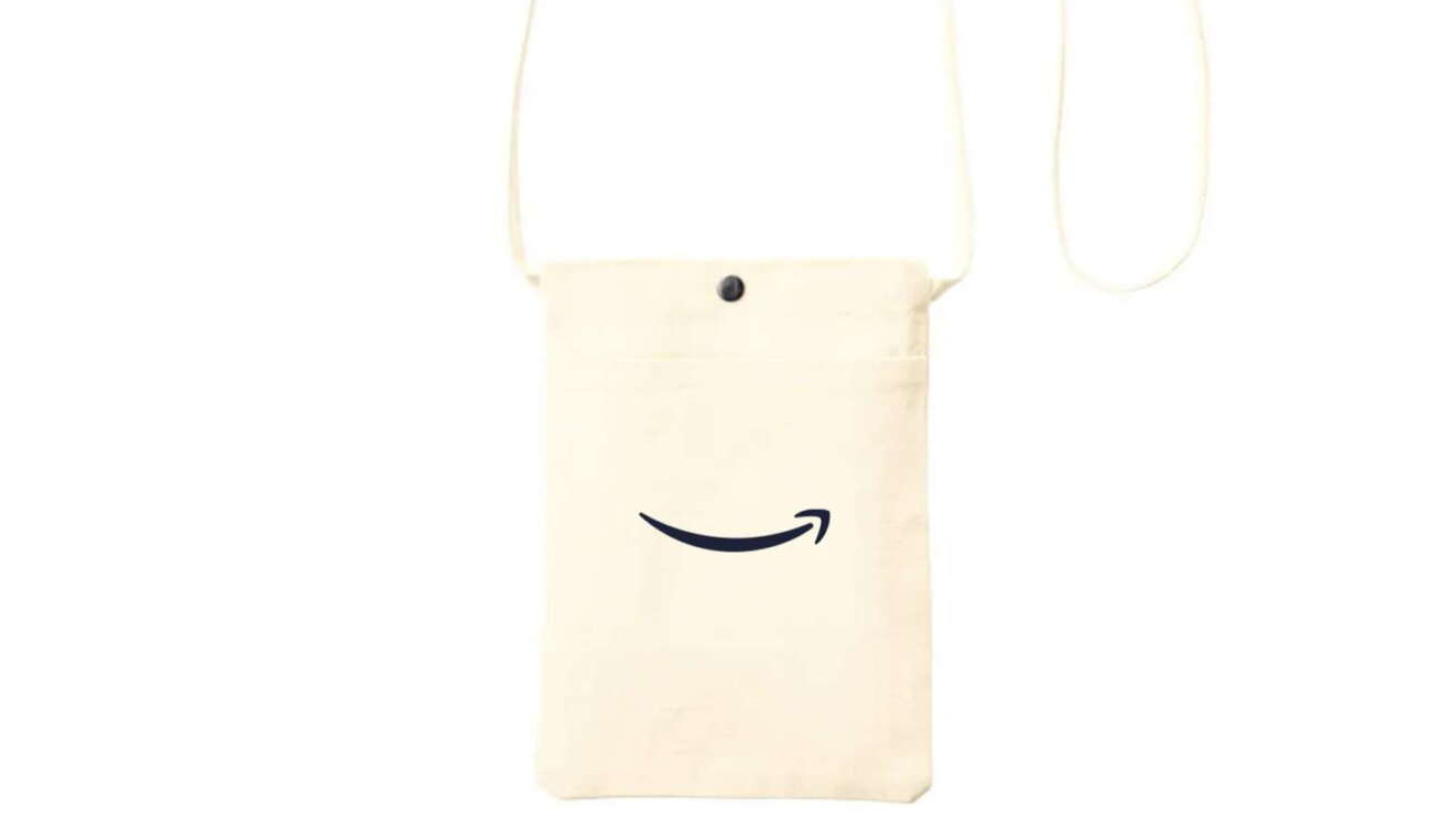 Amazonロゴが印刷されている白いサコッシュ