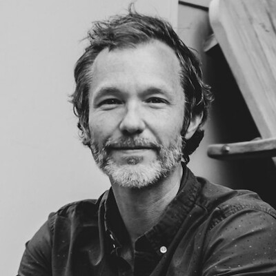 Retrato en blanco y negro de Jay Moye.