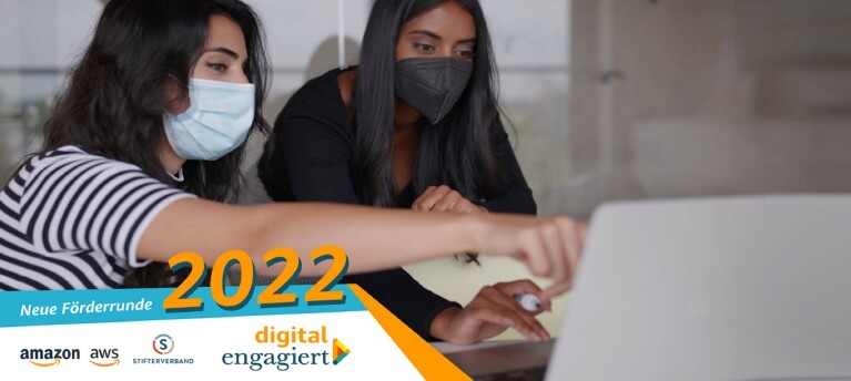 Digital engagiert geht in die 5. Runde_zwei Mädchen sitzen vor dem Computer und besprechen sich