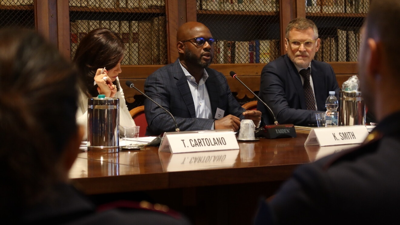 l'immagine mostra smith seduto alla conferenza del progetto fata