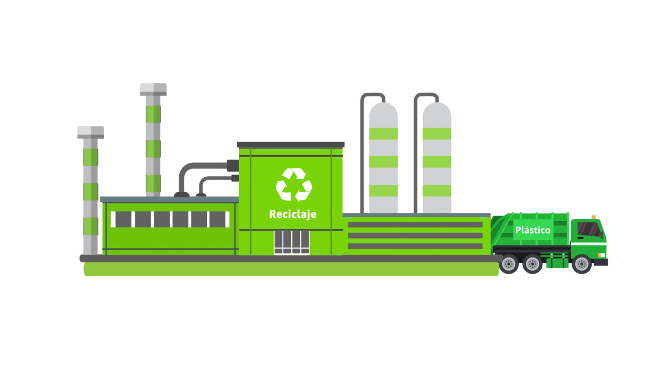 Planta de reciclaje de color verde con un camión que llega de color verde con la inscripción de Plástio en el remolque. 