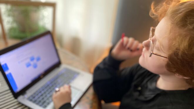 亚马逊未来工程师学生在家学习计算机科学技能。