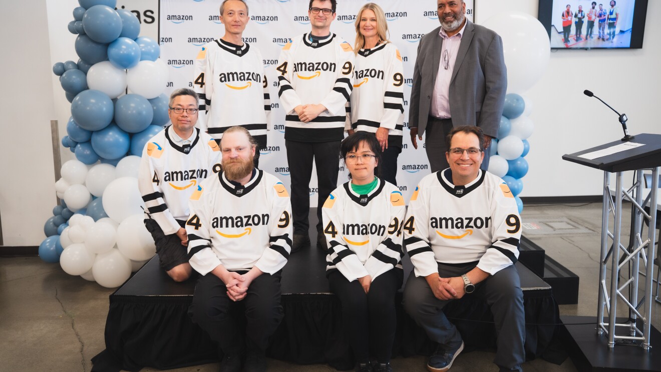 Employés d'Amazon YVR3 posant avec des maillots Amazon.
