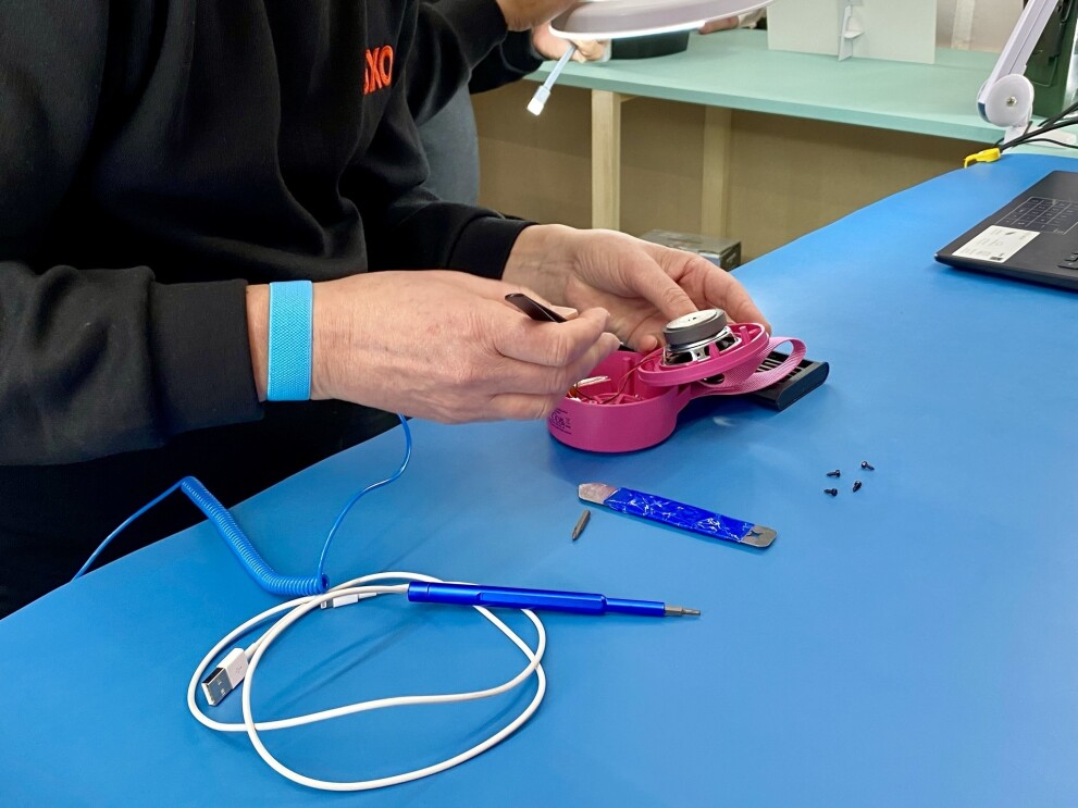 pink shower speakers being fixed at the second chance store