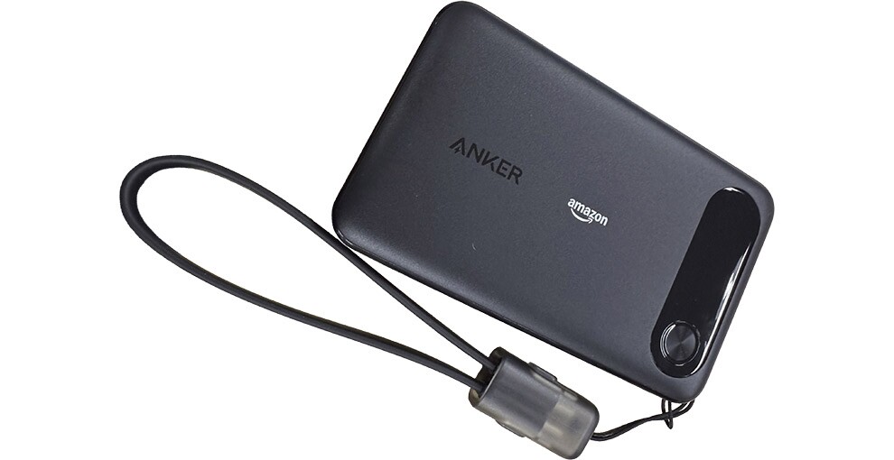 ストラップが付いた黒いモバイルバッテリー