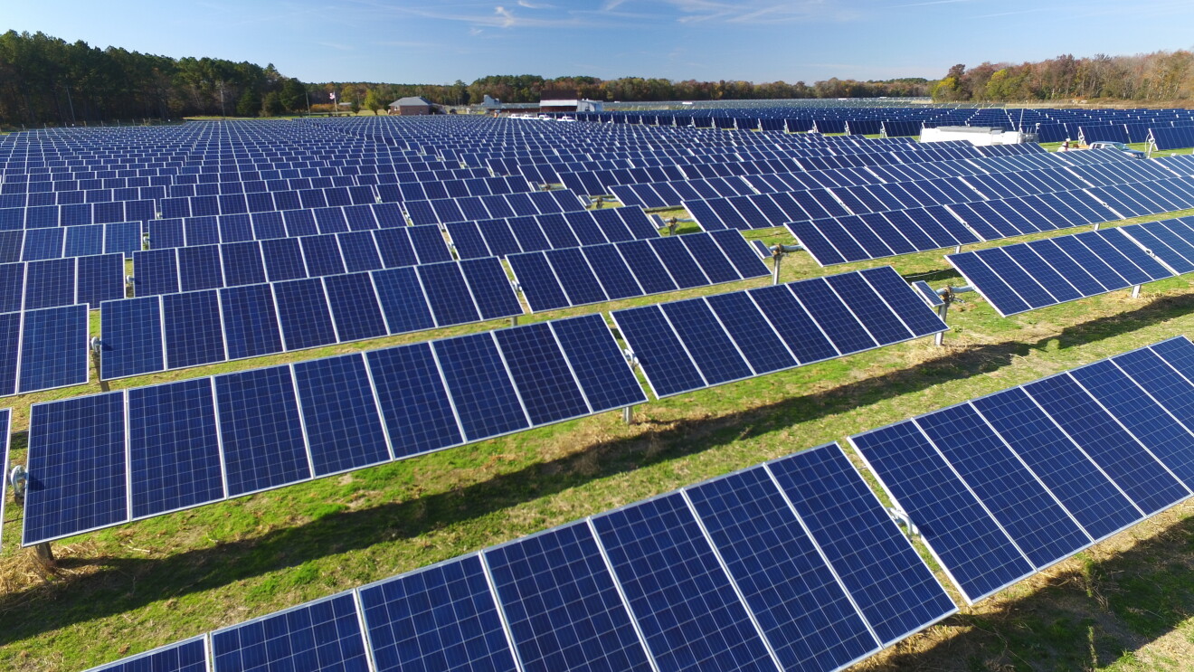 Solaranlagen stehen auf einer grünen Wiese.