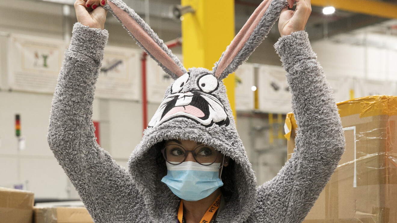 PJammin en MAD6 Illescas. Una asociada con un pijama de Bugs bunny agarrándose las orejas. Lleva gafas de pasta y mascarilla. De fondo cajas de cartón. 