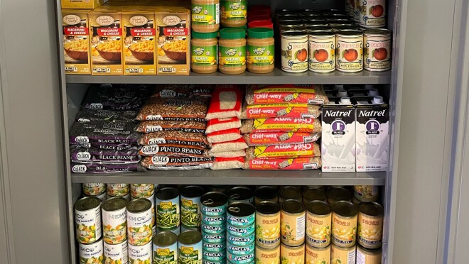 食品储藏室里装满了各式各样的食品。