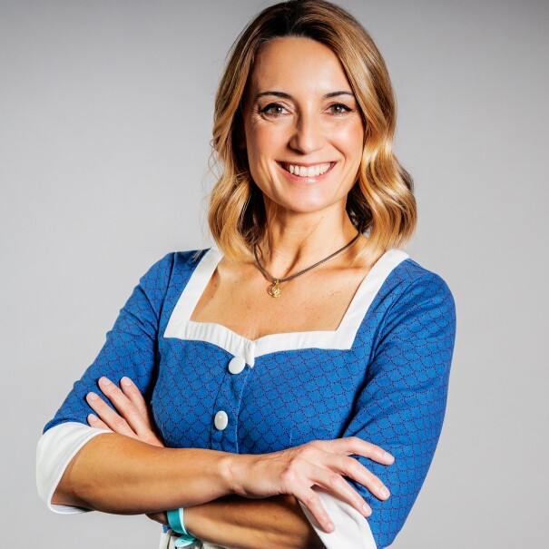 La psicóloga Patricia Ramírez posando con el logo de Amazon y d ela campaña Yes we talk. 